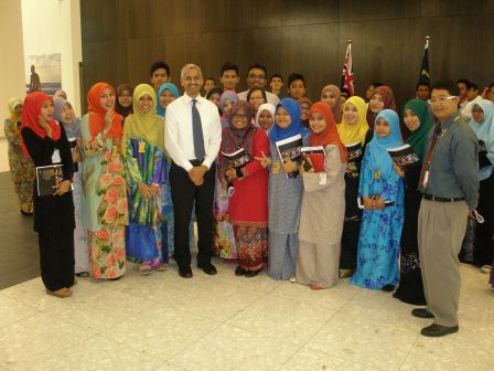 Mr Ridwaan Jadwat and UiTM Terengganu students following the briefing.